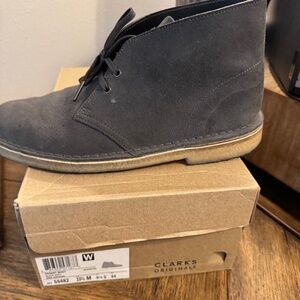 Men's sz 10.5 M Clarks Originals Blue/Gray Suede Desert Boots Beeswax Crepe Sole